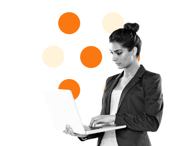 Una mujer haciendo un mapa de sus ideas en una computadora portátil